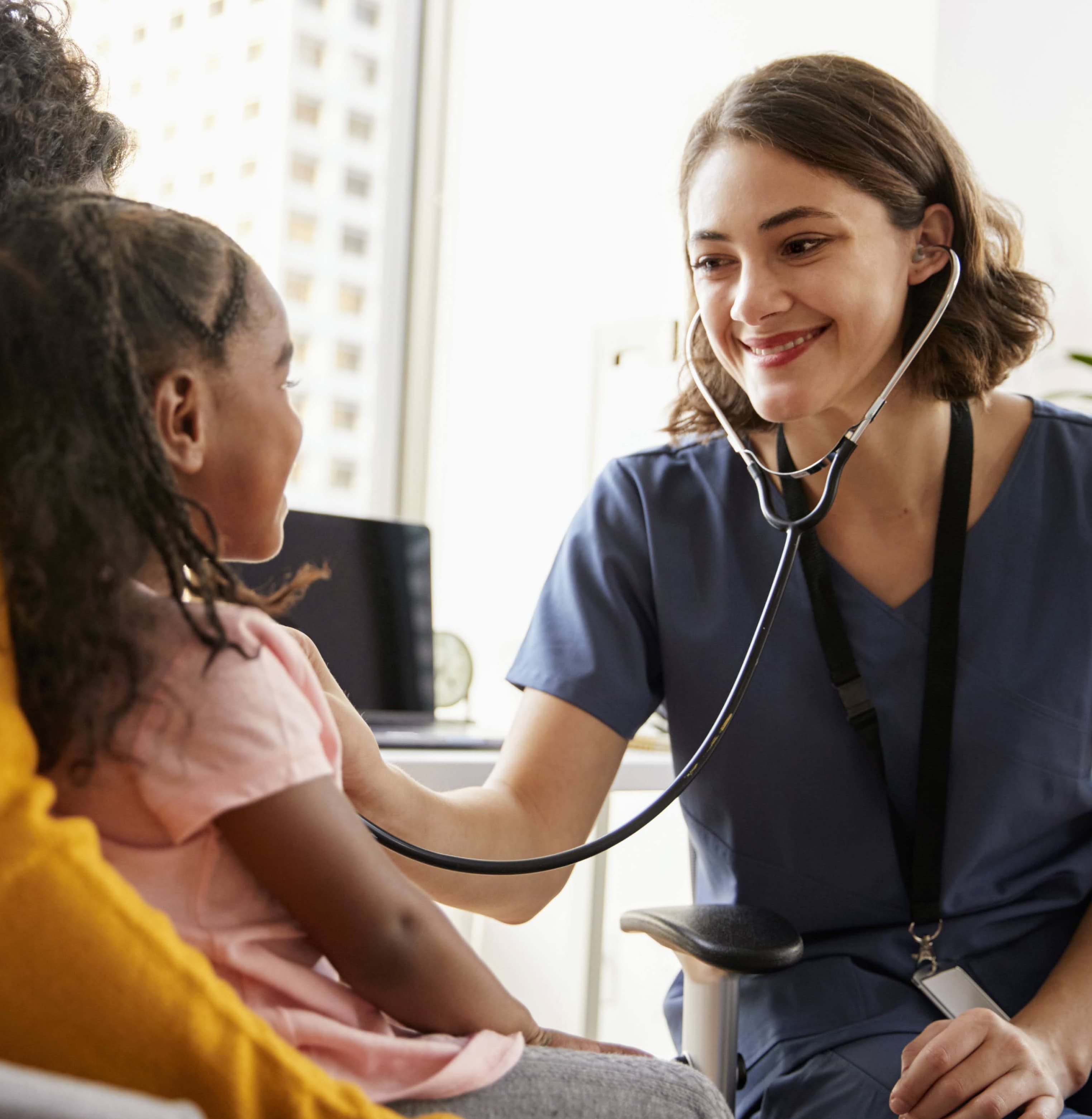 Heureuse professionnelle de la santé